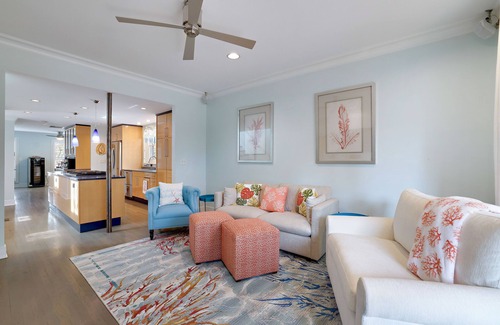 Eastport House | 421 Irie: Simply Charming 2 Story COTTAGE! Private Pool! 1 Off Street Parking!