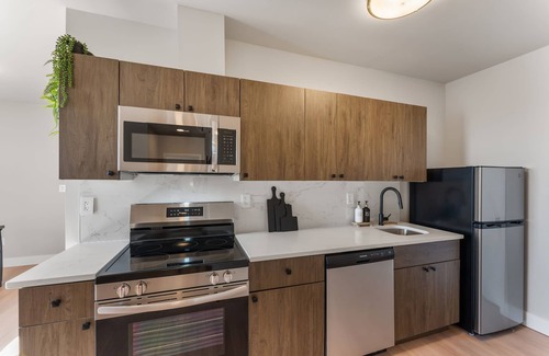 Spruce Hill Apartment | 4211 Suites