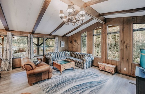 Maple Falls House | 42MF - WiFi - Hot Tub - BBQ by RedAwning