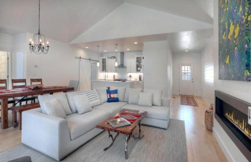 Hermosa House | 436 Estancia Loop