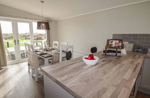 Oakmere Cottage | 44 DELAMERE POINT, family friendly, with hot tub in Delamere