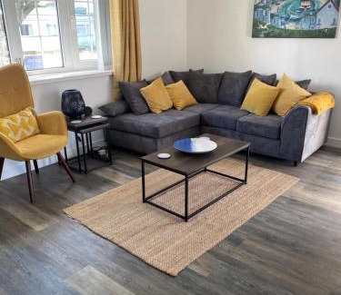 Scurlage House | 44 Gower holiday village Ty Gŵyr Cosy 2 bedroom Chalet with a seasonal pool
