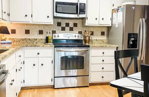 Martin House | 45 Min to Clemson, Lake Hartwell: Private Pool, Dock, Boats, Dogs, Fire Pit