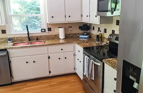 Martin House | 45 Min to Clemson, Lake Hartwell: Private Pool, Dock, Boats, Dogs, Fire Pit