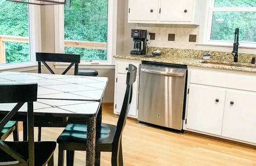 Martin House | 45 Min to Clemson, Lake Hartwell: Private Pool, Dock, Boats, Dogs, Fire Pit