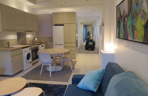 Antibes Old Town Apartment | 45m2 loft, former art gallery, Antibes, near sea and old town with parking