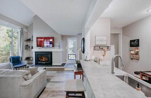 Glacier Apartment | 45SW-Fireplace-Dishwasher-Washer Dryer-Sleeps 4 condo
