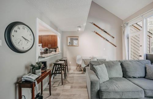 Glacier Apartment | 45SW-Fireplace-Dishwasher-Washer Dryer-Sleeps 4 condo