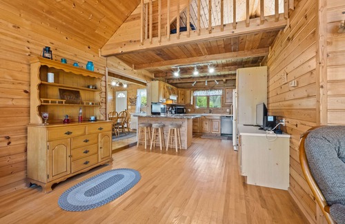 East Jordan House | 45th Parallel - Where Life Is in Balance "Spacious Lakefront Cottage"