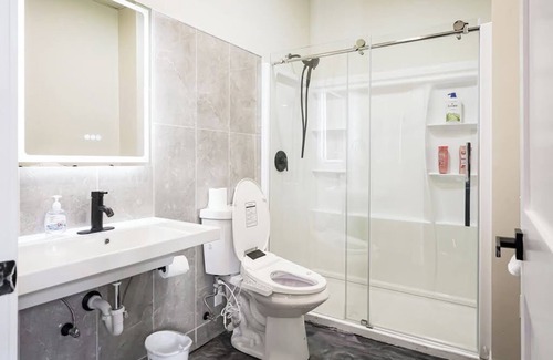 North Oakland Apartment | 461 Melwood Suites Unit 101 2Bed/2Bath