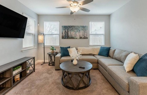 Lewisville House | 462 S Edna Avenue Lewisville · Two-Floor House With A Dedicated Work Space