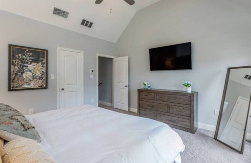 Lewisville House | 462 S Edna Avenue Lewisville · Two-Floor House With A Dedicated Work Space