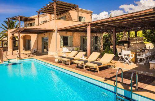 Svoronata Villa | 465 m² Villa ∙ 10 bedrooms ∙ 20 guests