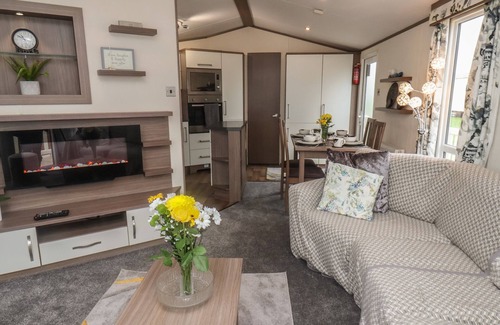 Cayton Bay Cottage | 47 THE DRAKE FORGETMEKNOT, pet friendly, with a garden in Cayton Bay