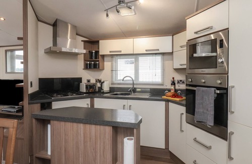 Cayton Bay Cottage | 47 THE DRAKE FORGETMEKNOT, pet friendly, with a garden in Cayton Bay