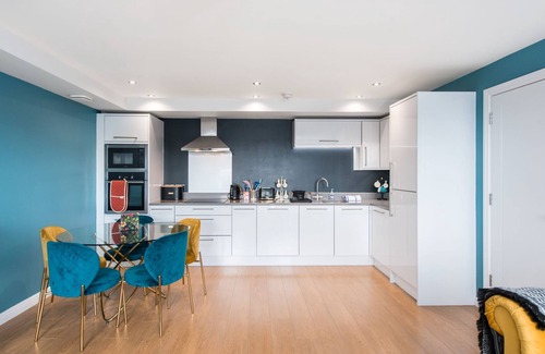 Bonnington Cottage | 48 Annandale Street - Bold, bright child friendly apartment with free parking.