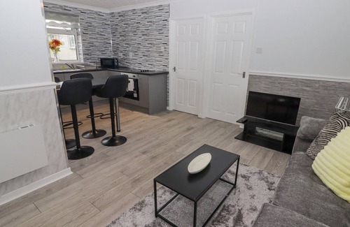 Scurlage Cottage | 48 GOWER HOLIDAY VILLAGE, pet friendly, with pool in Scurlage