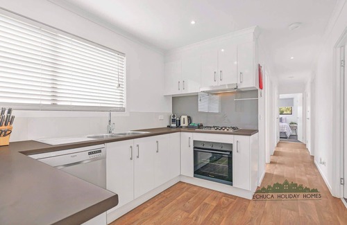 Moama Villa | 48 Highview Waters - 4BR Riverfront Cabin