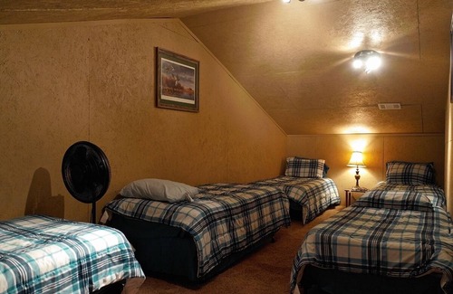 Weiner Cabin | 4800 sq ft Lodge that can accommodate up to 23 guests!