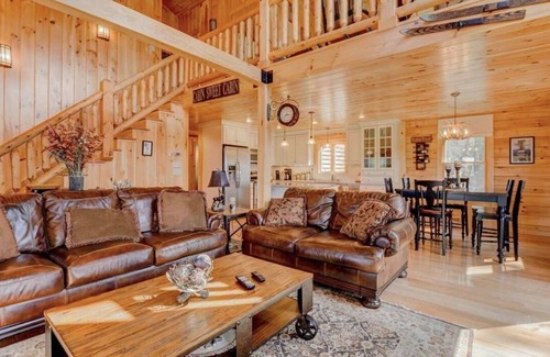 Whitefield House | 489O Beautiful modern log home on 17 acres close to skiing, private, views, fire pit, Ping Pong, AC!