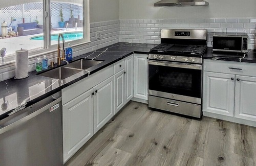 Sunrise Manor House | #49Haven w/Pool & Spa:mins to Dwtwn/Boulder Casinon