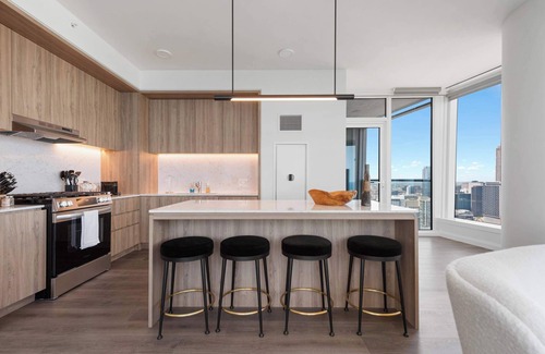 The Loop Apartment | 49th Fl Luxury Retreat + Stunning Lake Views