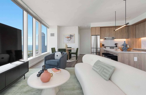 The Loop Apartment | 49th Fl Luxury Retreat + Stunning Lake Views