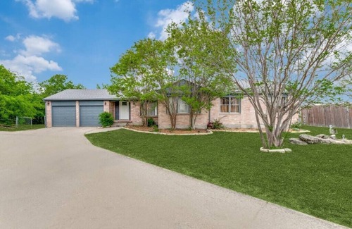 Weatherford House | 4B House with Premium Amenities