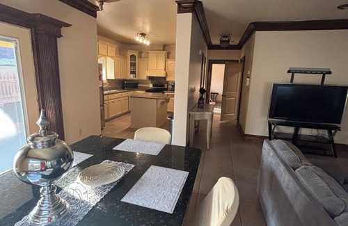 Brownsville House | 4bd 2.5ba nBackyard WiFi Close proximity to SPI, Space X, stores, gyms, mall etc