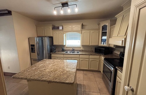 Brownsville House | 4bd 2.5ba nBackyard WiFi Close proximity to SPI, Space X, stores, gyms, mall etc