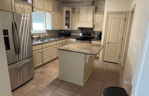 Brownsville House | 4bd 2.5ba nBackyard WiFi Close proximity to SPI, Space X, stores, gyms, mall etc
