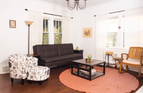 Lincoln House | 4bd 2b 10gst - Cozy Home - Spacious and Homey
