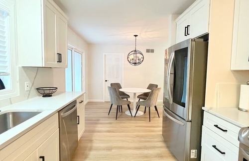 Shelby Township House | 4bd/2bh Entire home Updated. Near Beaumont hospital and shopping
