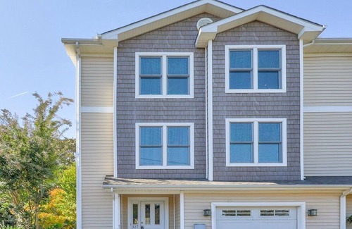 Country Club Estates House | 4bd-3.5ba Townhome Overlooking Rehoboth Canal