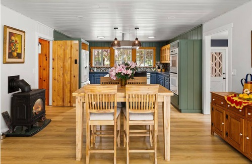 Freestone House | 4bd/3ba Redwood Retreat w/pool