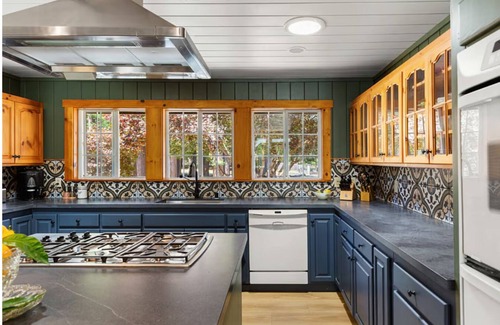 Freestone House | 4bd/3ba Redwood Retreat w/pool