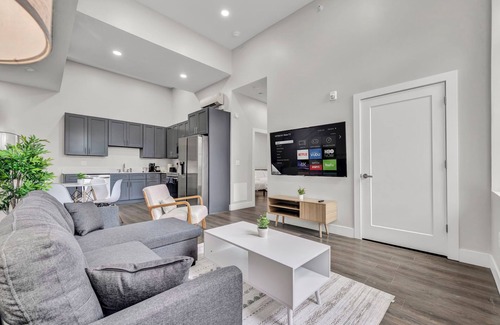 Cleveland Apartment | 4Bd+65"TV+Crib+8 Min Away from DT CLE