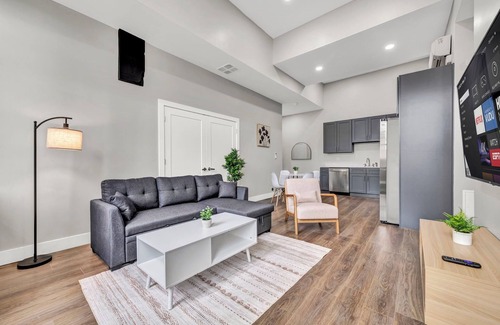 Cleveland Apartment | 4Bd+65"TV+Crib+8 Min Away from DT CLE