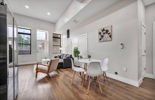 Cleveland Apartment | 4Bd+65"TV+Crib+8 Min Away from DT CLE