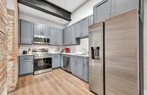 Cleveland Apartment | 4Bd+65"TV+WFH+8 Min from DT CLE