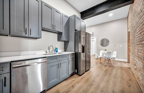 Cleveland Apartment | 4Bd+65"TV+WFH+8 Min from DT CLE