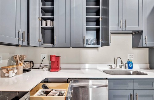 Cleveland Apartment | 4Bd+65"TV+WFH+8 Min from DT CLE