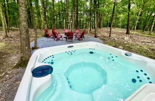 East Stroudsburg House | 4BD Family Cottage in Pocono Forest W Private Pool & Hot-tub