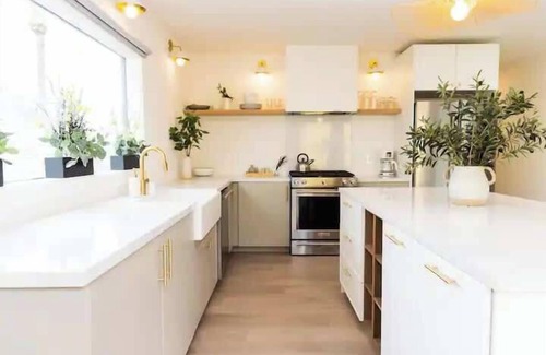 Little Italy House | 4BD - Free Parking - Walk to Nightlife in Little Italy!