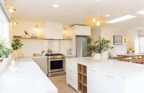 Little Italy House | 4BD - Free Parking - Walk to Nightlife in Little Italy!