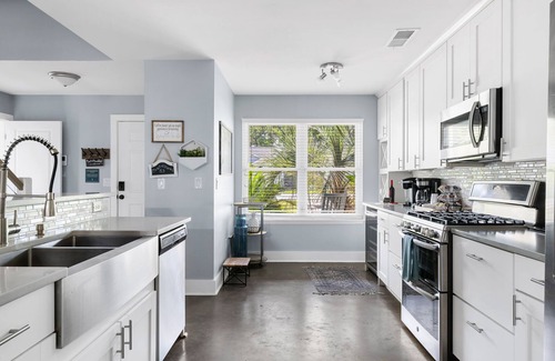 Mount Pleasant House | 4BD Home 3 Miles To Isle Of Palms - Coastal Haven