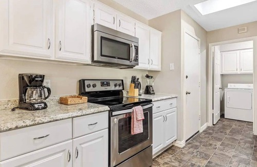 Euless House | 4bd home near airport w/pool