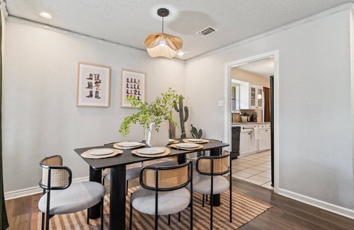 Irving House | 4bd Near Airport & Downtown - Volleyball - Games