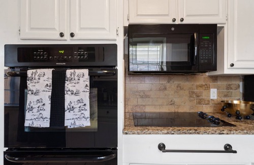 Irving House | 4bd Near Airport & Downtown - Volleyball - Games