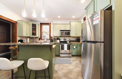 South Side Flats House | 4bd Pittsburgh Escape: BBQ, Games, 10mins to UPitt